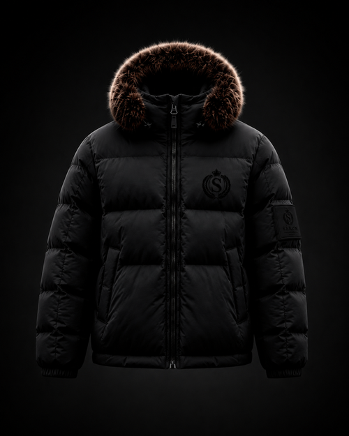 Image 1 (front): Séron Puffer Jacket Onyx — Black with fur-trim hood, front view
Image 2 (back): Séron Puffer Jacket Onyx — Maître du Silence back graphic
